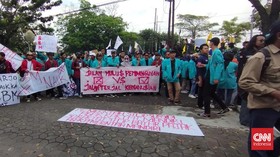 Demo Tolak Kenaikan BBM di Solo, Mahasiswa Tutup Jalan Adi Sucipto