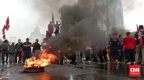 Mahasiswa Demo Tolak Harga BBM Bakar Ban di Patung Kuda