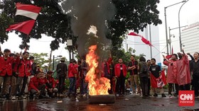 Demo Tolak BBM Naik, Massa GMNI Bakar Ban di Patung Kuda