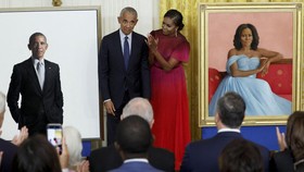 FOTO: Gedung Putih Luncurkan Lukisan Barack dan Michelle Obama