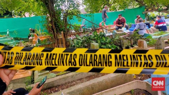 Santri Pondok Pesantren Gontor berinisial AM (17 tahun) yang tewas sempat ditendang di bagian dada oleh santri lainnya hingga terjungkal dan kejang.