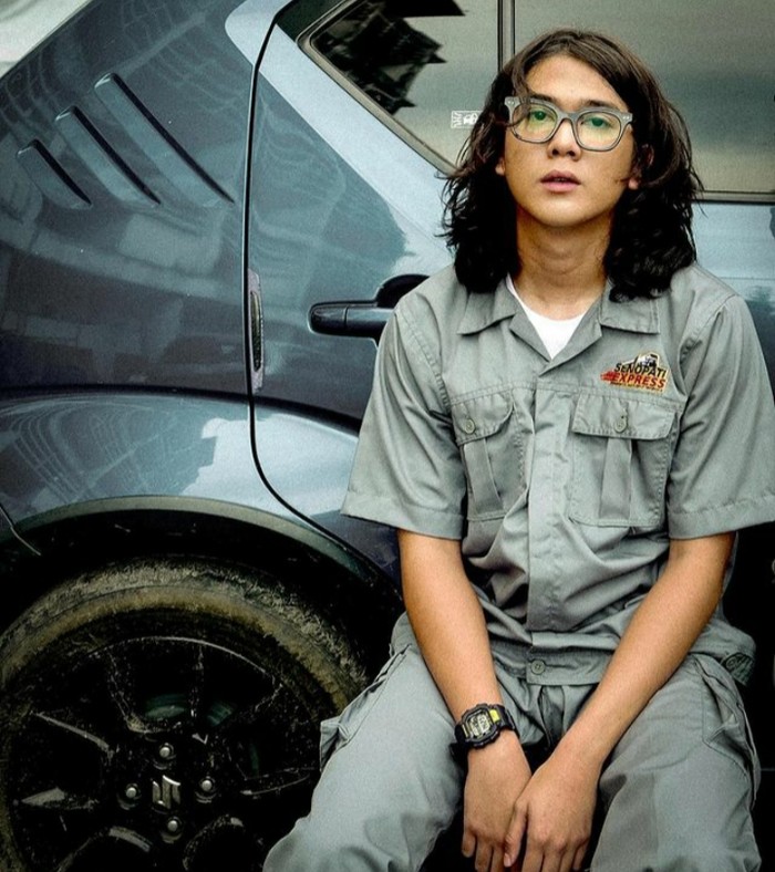 Iqbaal tetap mempertahankan rambut gondrongnya saat memerankan karakter Piko di film Mencuri Raden Saleh. Sejak film tersebut dirilis, pesona Iqbaal dengan rambut panjanganya pun semakin mencuri perhatian. (Foto: Instagram @iqbaal.e)