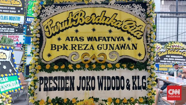 Karangan bunga dari Presiden Joko Widodo hingga Gubernur Jawa Barat Ridwan Kamil tampak hadir di lokasi persemayaman Reza Gunawan.