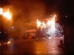 Penampakan Kabel Listrik di Jalanan Jakut Terbakar, Picu Ledakan