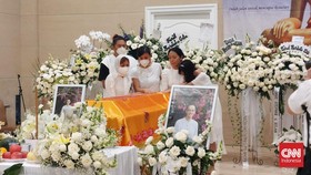 Usai Dikremasi, Abu Jenazah Reza Gunawan Dilarung di Ancol