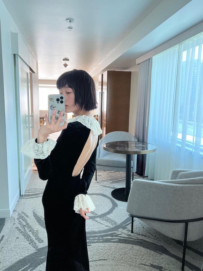 Sang aktris juga memamerkan detail gaunnya yang bermodel backless. Dalam potret mirror selfie yang satu ini, Lee Yoo Mi mengingatkan kita dengan perannya di Squid Game ya, Beauties!/ Foto: instagram.com/leeyoum262