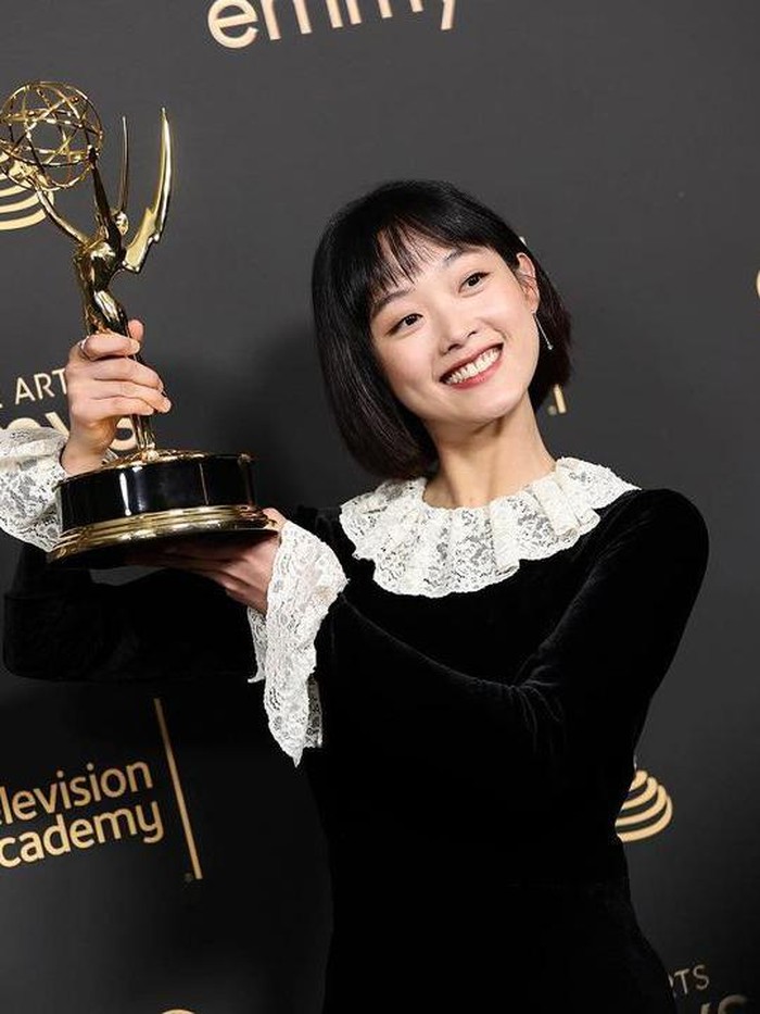 Ketika menghadiri Emmy Awards 2022 pada Senin, (5/9) lalu, ia tampil mengenakan gaun bergaya vintage berwarna hitam. Gaya tersebut juga sangat serasi dengan potongan rambut terbaru Lee Yoo Mi./ Foto: instagram.com/leeyoum262