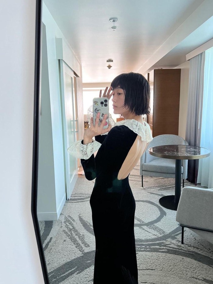 Tak hanya itu saja, Lee Yoo Mi sukses menjadi aktris Korea pertama yang memenangkan penghargaan 'Outstanding Guest Actress in a Drama Series' di Emmy Awards 2022 ini. Selamat untuk Lee Yoo Mi!/ Foto: instagram.com/leeyoum262
