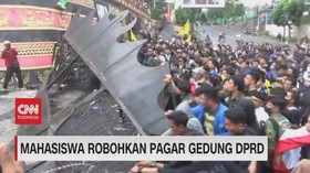 VIDEO: Tolak Kenaikan BBM, Mahasiswa Robohkan Pagar Gedung DPRD