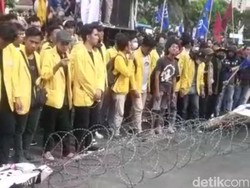 Demo di Semarang, Massa Robohkan Kawat Berduri Depan Kantor Ganjar