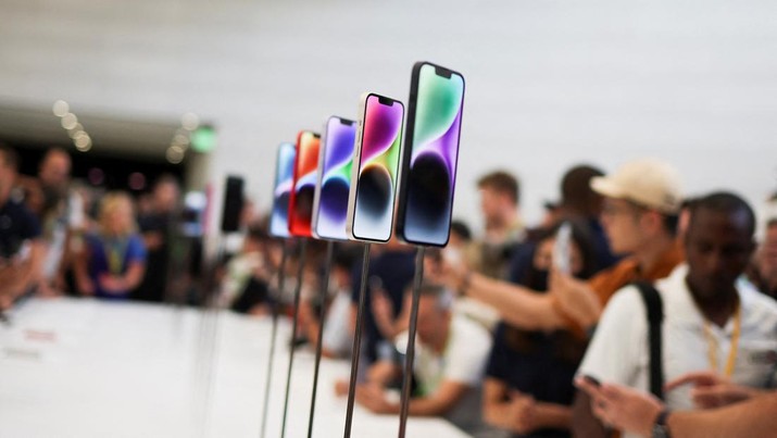 Para tamu melihat iPhone 14 baru di acara Apple di kantor pusat mereka di Cupertino, California, Amerika Serikat, Rabu (7/9/2022). (REUTERS/Carlos Barria)