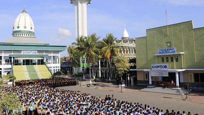 Pimpinan Ponpes Modern Gontor KH Akrim Mariyat mengonfirmasi soal penetapan 1 Syawal  1444 H di pihaknya jatuh pada Jumat besok, 21 April 2023.