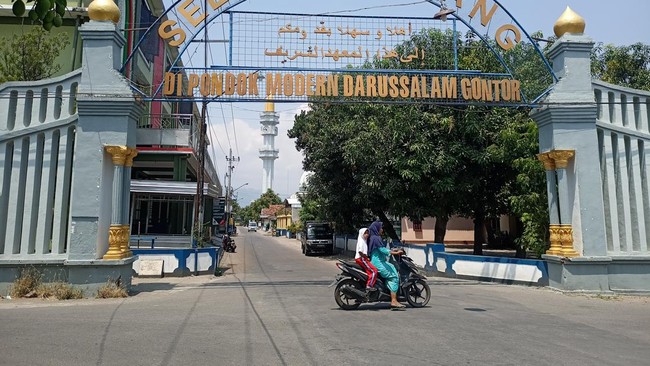 Gontor merupakan salah satu ponpes modern tersohor dan terbesar di Indonesia. Didirikan sejak tahun 1926.