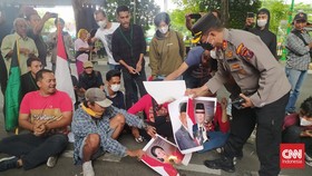 Massa Demo BBM di Medan Bakar Poster Puan Maharani