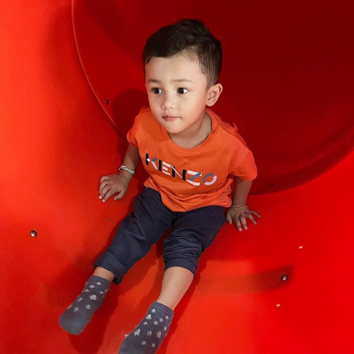 <p>Ussy sendiri kerap membagikan potret sang anak pada laman Instagramnya. Hal ini pun membuat Saka diidolakan banyak orang. (Foto: Instagram: @ussypratama)</p>
