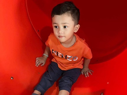 7 Potret Gantengnya Saka Anak Ussy dan Andhika Pratama yang Sering Bikin Gemas