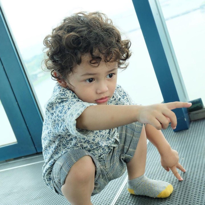 <p>Sakalingga Ibra Pratama merupakan anak kelima dari pasangan Ussy Sulistiawaty dan Andhika Pratama, Bunda. Si Kecil yang akrab disapa Saka ini baru berulang tahun nih, Bunda. (Foto: Instagram: @ussypratama)</p>