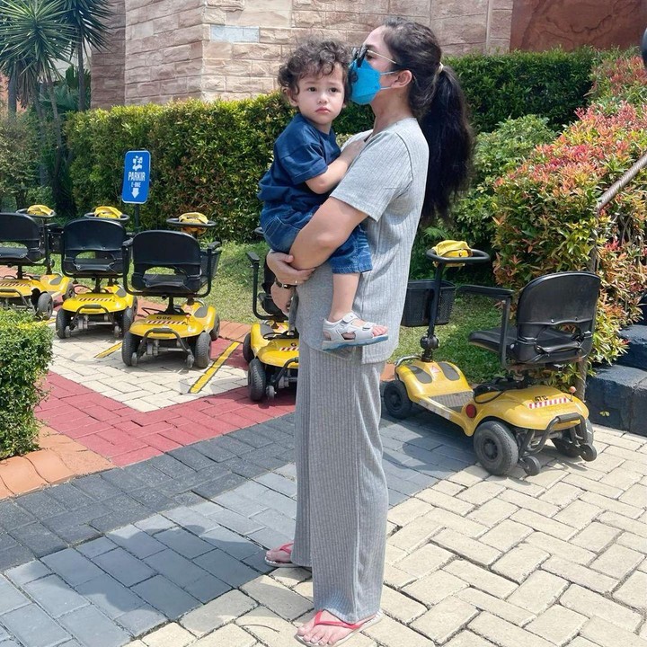 <p>Kita doakan semoga Saka tumbuh menjadi anak yang soleh dan membanggakan kedua orang tuanya ya, Bunda. (Foto: Instagram: @ussypratama)</p>