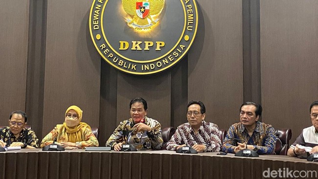 Koalisi Masyarakat Sipil mengkritik lambatnya DKPP dalam memproses laporan dugaan kecurangan proses verifikasi parpol oleh KPU.