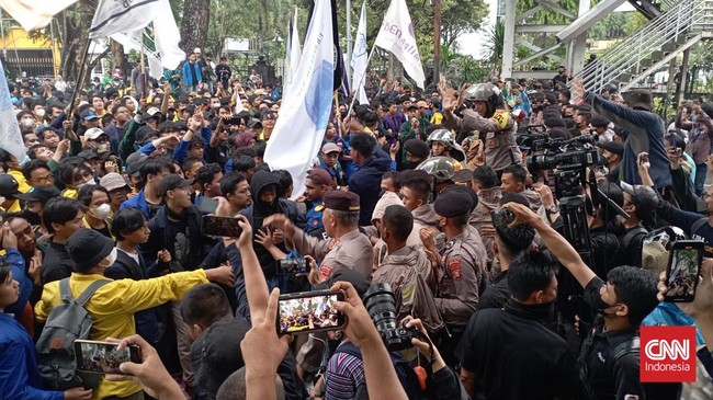 Demo menolak kenaikan harga BBM di kawasan Patung Kuda, Jakarta Pusat, semakin memanas setelah pagar kawat berduri ditembus massa.