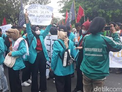 Demo di DPRD Solo, Massa Bentangkan Beragam Spanduk Sindir Kenaikan BBM