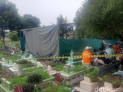 Momen Dialog Batin Keluarga Sebelum Makam Santri Gontor Dibongkar