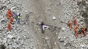 FOTO: 'Neraka' Medan Evakuasi Korban Gempa M 6,8 di Sichuan China