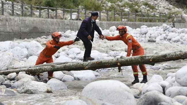 FOTO: 'Neraka' Medan Evakuasi Korban Gempa M 6,8 di Sichuan China