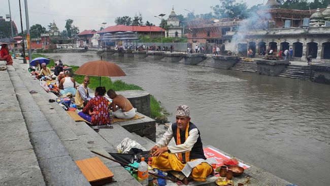 Orang-orang di sekitar Sungai Bagmati di Nepal dianggap sebagai penyebab mengapa sungai ini menjadi kotor dan ternodai.