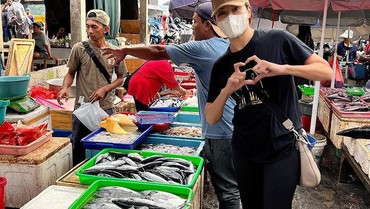 7 Potret Tamara Bleszynski Belanja di Pasar Tradisional & Nongkrong di Warung