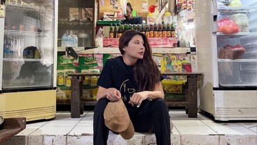 img-title Foto Lesehan di Depan Warung, Tamara Bleszynski Curhat Warisan yang Dirampas