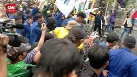 VIDEO: Massa BEM SI Jebol Pagar Kawat di Patung Kuda Tolak Harga BBM