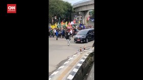 VIDEO: Mobil Wapres Diadang Pedemo, 7 Orang Ditangkap