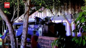 VIDEO: Gara-gara Ngebut, Sepeda Motor Nyangkut di Atap Gudang Sekolah