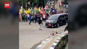 VIDEO: Momen Mobil Wapres Ma'ruf Diadang Pedemo BBM di Palembang