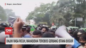 VIDEO: Unjuk Rasa Ricuh, Mahasiswa Terobos Gerbang Istana Bogor