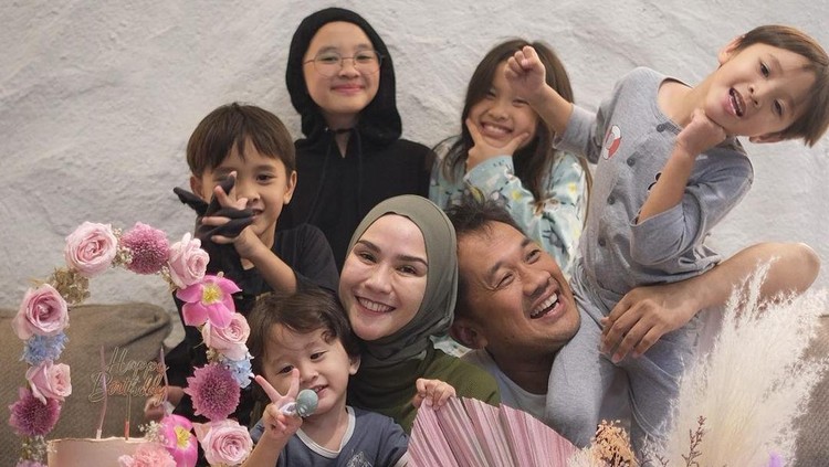 Zaskia Adya Mecca Kapok Sekolahkan Anak di Usia 6 Bulan Zaskia Adya Mecca Kapok Sekolahkan Anak di Usia 6 Bulan