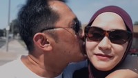 <p>Tak lupa, pasangan yang menikah pada 14 September 2009 itu juga saling membagikan momen romantis seperti ketika Hanung yang mencium pipi sang istri. (Foto: Instagram @hanungbramantyo)</p>