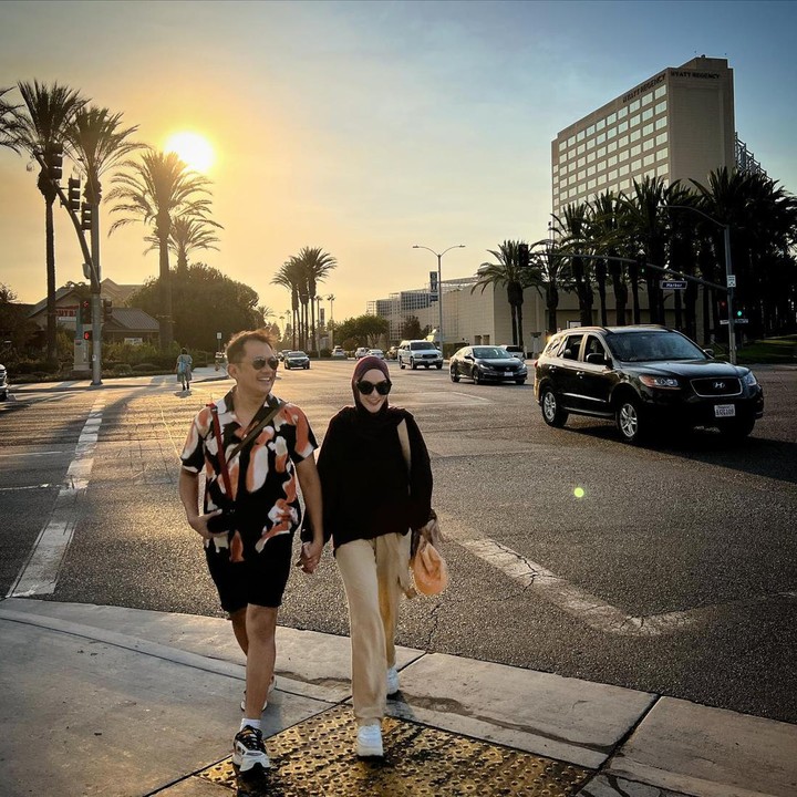 <p>Zaskia Mecca dan Hanung Bramantyo kini tengah menikmati momen perjalanan berdua di California, Amerika Serikat. (Foto: Instagram @zaskiadyamecca)</p>