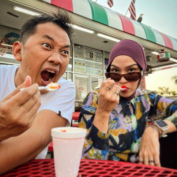 <p>Hanung Bramantyo juga mengunggah sederet potret ketika mereka sedang kencan. Bak pasangan ABG nih! (Foto: Instagram @hanungbramantyo)</p>