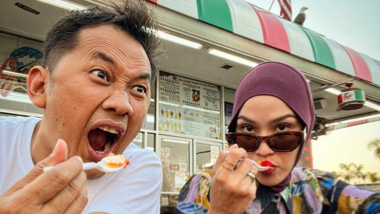 Zaskia Mecca dan Hanung Bramantyo