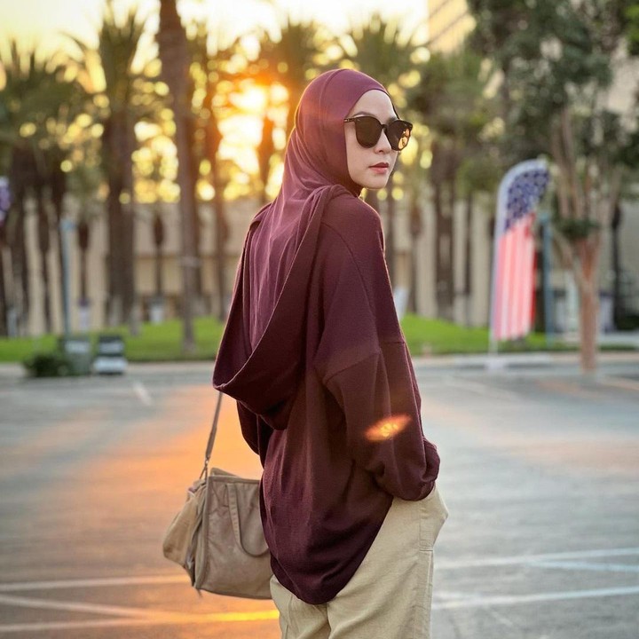 <p>Tak ketinggalan, sang suami juga menjadi fotografer setia Zaskia Mecca ketika ingin mengambil potret OOTD. (Foto: Instagram @zaskiadyamecca)</p>