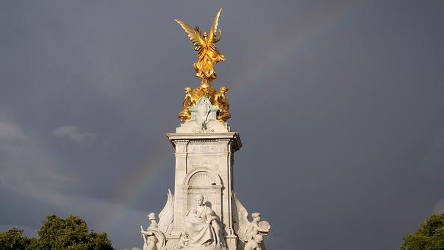 LONDON, UNITED KINGDOM - SEPTEMBER 08: Rainbow appears over Buckingham Palace shortly before the Queenâs death announced in London, United Kingdom on September 08, 2022. Buckingham Palace has announced today that Queen Elizabeth II has died peacefully at Balmoral at the age of 96. (Photo by Zuhal Demirci/Anadolu Agency via Getty Images)