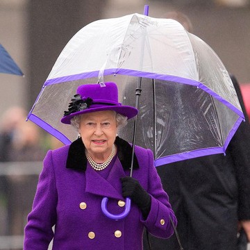 7 Fakta Tak Terduga Fashion Ratu Elizabeth II ! Ada Aturan Khusus untuk Panjang Sarung Tangan dan Desain Topi