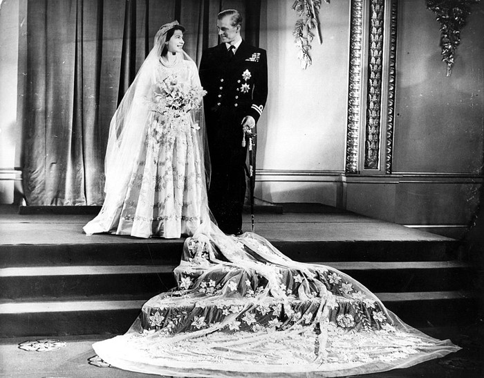 Pada 20 November 1947, Elizabeth yang kala itu masih bergelar Putri menikah dengan Philip, bangsawan keturunan monarki Yunani. Pernikahan mereka langgeng hingga akhir hayat keduanya. Pangeran Philip telah meninggal lebih dulu pada 2021 lalu. Foto: Getty Images/Hulton Archive