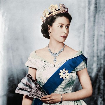 Intip Koleksi Mahkota dan Perhiasan Mendiang Ratu Elizabeth II, Ada Kisah Haru di Baliknya!