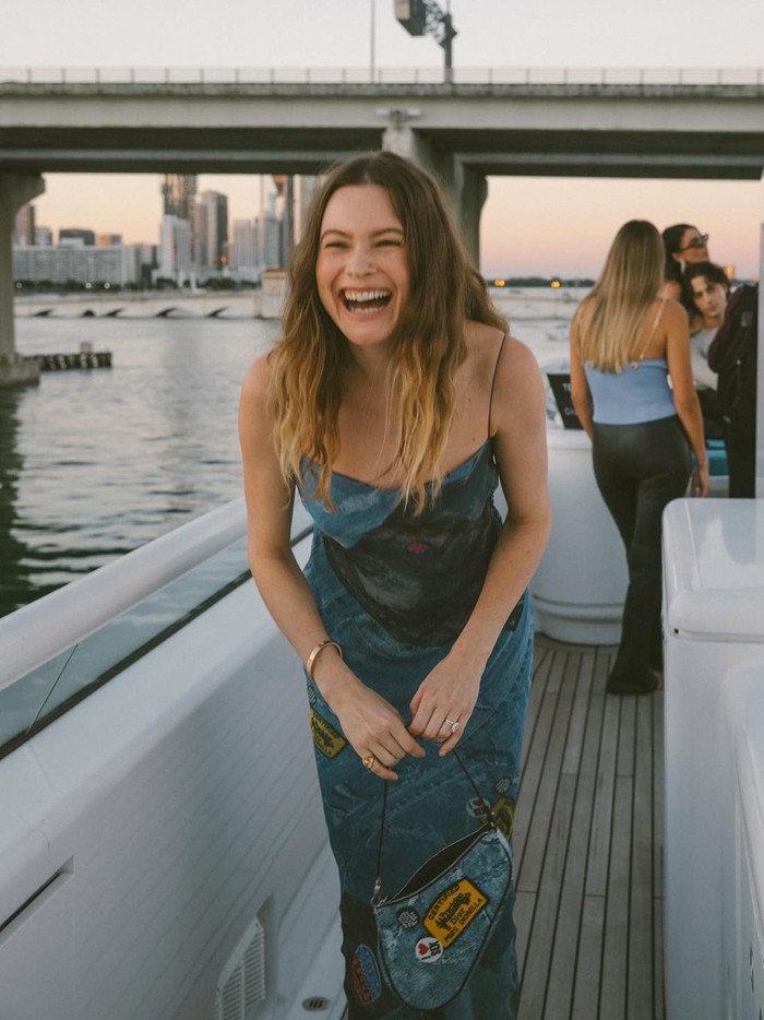 Mengutip laman Victoria Secret Fandom, Behati merupakan anak satu-satunya, Beauties. Ia dan keluarganya punya bahasa ibu, Afrika. Sehingga dirinya kala itu mesti belajar bahasa Inggris dulu sebelum bisa mengerti. /Foto: Instagram @behatiprinsloo