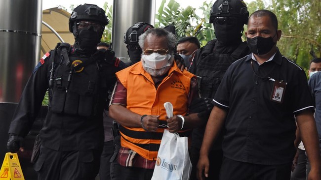 Majelis hakim Pengadilan Tindak Pidana Korupsi Makassar menjatuhkan vonis lepas kepada Bupati Mimika nonaktif, Eltinus Omaleng.