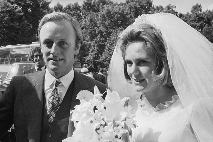 Pada tahun 1973 ia menikah dengan Andrew Parker-Bowles. Selain gaun bergaya klasik, gaya rambut perempuan kelahiran 17 Juli 1947 ini juga tampak lebih fresh dengan dibuat lebih bervolume. Foto: Getty Images