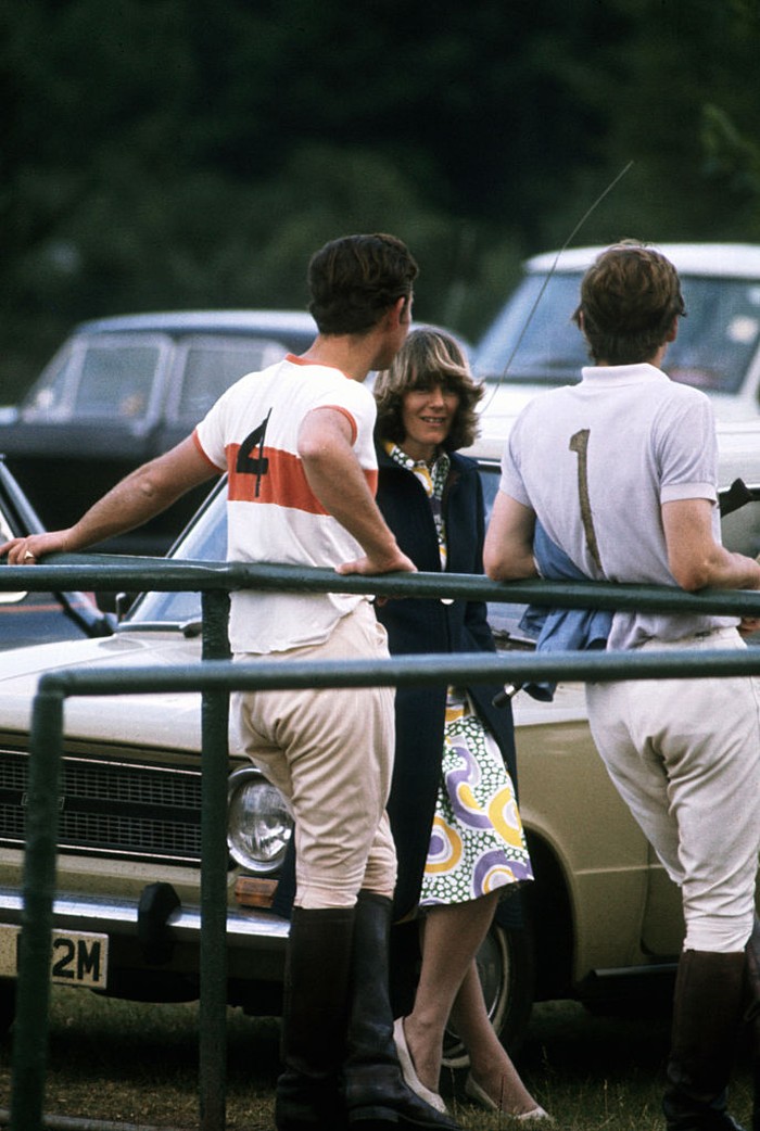 Camilla Shand pertama kali bertemu dengan Pangeran Charles pada tahun 1970 pada sebuah pertandingan Polo. Foto berikut diambil pada tahun 1972. Tampak gaya Camilla merefleksikan fashion ala era 70an lewat dress motif grafis penuh warna. Foto: Getty Images